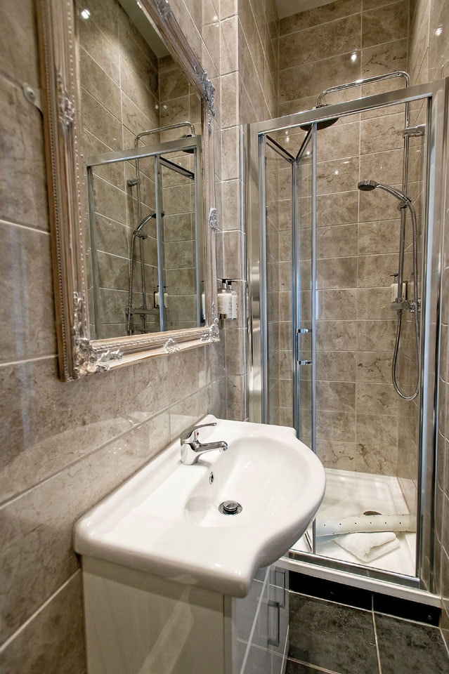 Farquaad Room ensuite shower room