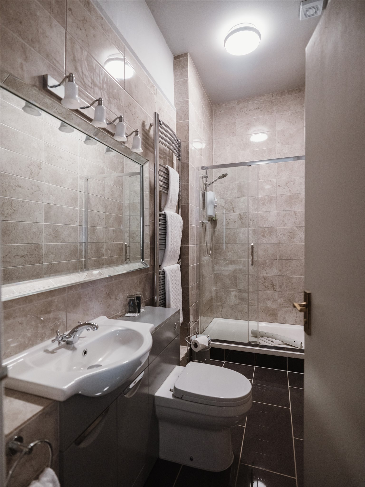 Reynolds Room ensuite bathroom