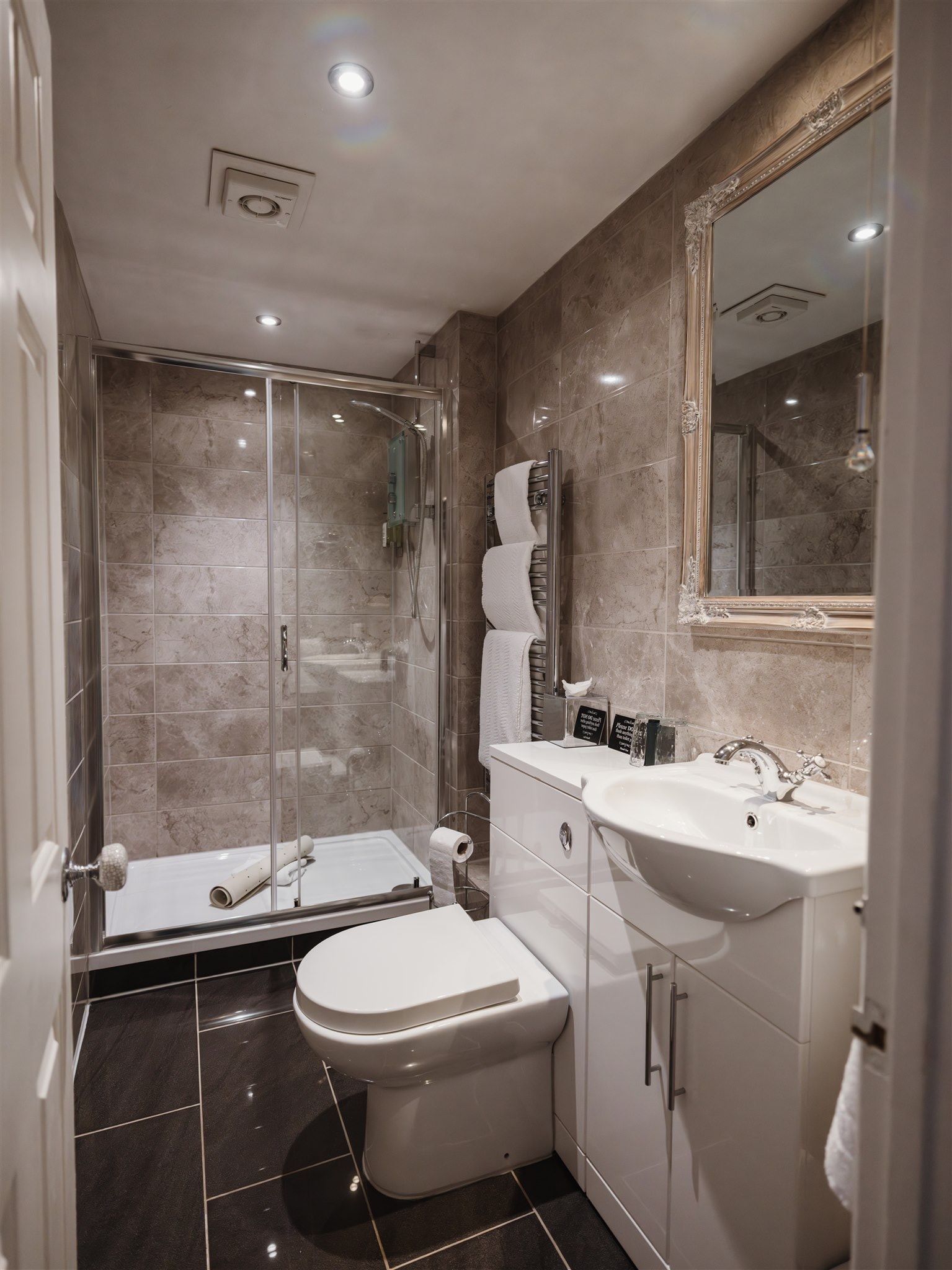 Shelley Room ensuite bathroom